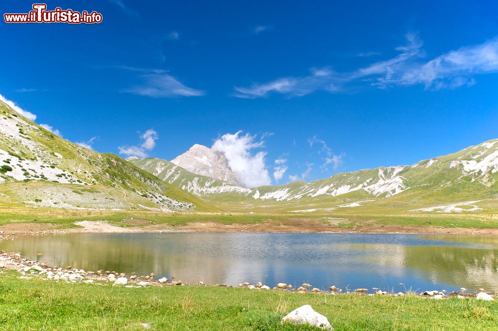 Immagine Uno dei laghi di Campo Imperatore ai piedi del Gran Sasso in Abruzzo