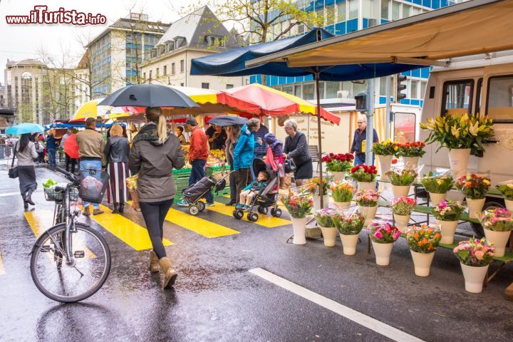 Immagine Uno dei mercati di strada di Ginevra, Svizzera. Anche con una giornata di pioggia passeggiare fra le bancarelle degli street market cittadini è un'esperienza piacevole - © BigGabig / Shutterstock.com
