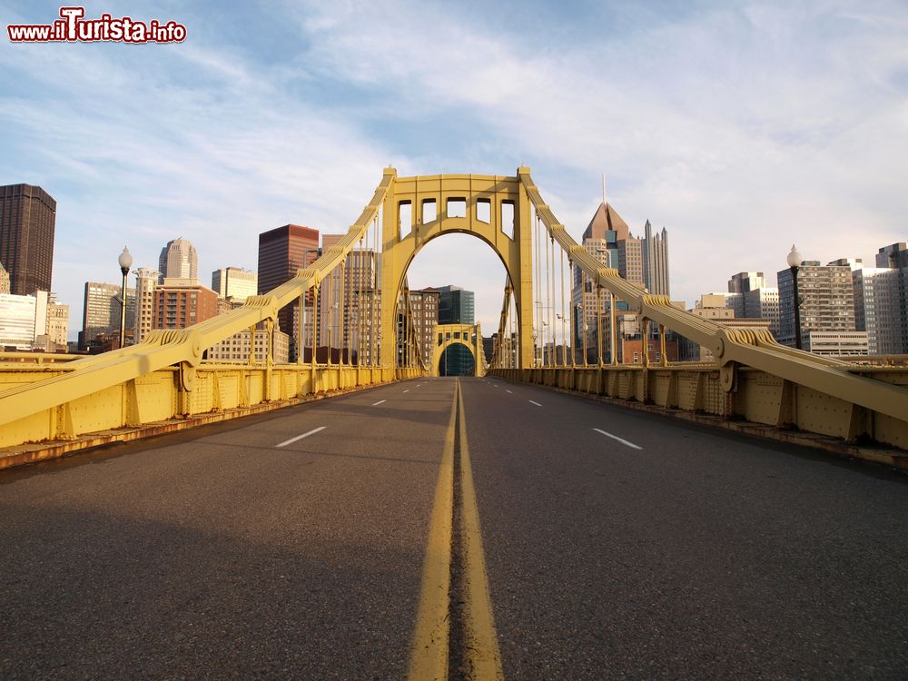 Immagine Uno dei ponti di Pittsburgh illuminato al sorgere del sole, Pennsylvania.