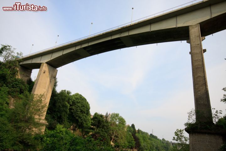 Immagine Un ponte sull'Adda, presso Trezzo sull'Adda - l'Adda è uno dei principali fiumi del Nord Italia, il cui corso è racchiuso interamente nella regione Lombardia, di cui il fiume ha da sempre influenzato l'economia e la storia . Il comune di Trezzo sull'Adda, ad esempio, è stato costruito su un promontorio adiacente al fiume, posizione che ha influito moltissimo sulla storia del borgo e, soprattutto, su quella del Castello Visconteo. - © Zocchi Roberto / Shutterstock.com