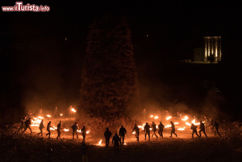 Immagine Uno dei tradizionali falò invernali accesi di notte a Pontremoli, Toscana: si svolgono nel mese di gennaio in occasione delle feste di Sant'Antonio e San Geminiano.