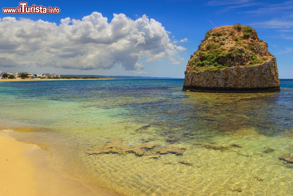 Immagine Uno scoglio di fronte alla marina di Torre Pali, Salento. In questo tratto di litorale, chilometri di sabbia dorata digradano lentamente verso il mare.