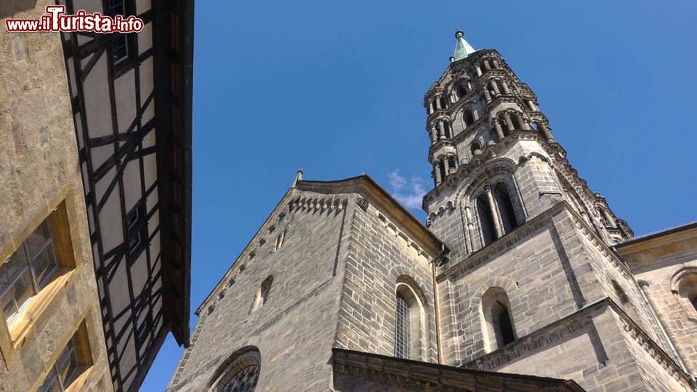 Immagine Uno scorcio dal basso dello storico duomo di Bamberga, Germania: è una delle sette cattedrali imperiali tedesche, opera medievale fra le più prestigiose dell'intero paese.
