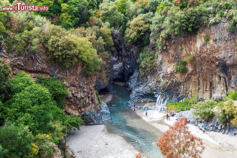 Immagine Uno scorcio dall'alto delle Grotte di Alcantara, Sicilia: si trovano nella Valle dell'Alcantara, fra i Comuni di Castiglione di Sicilia e Motta Camastra.