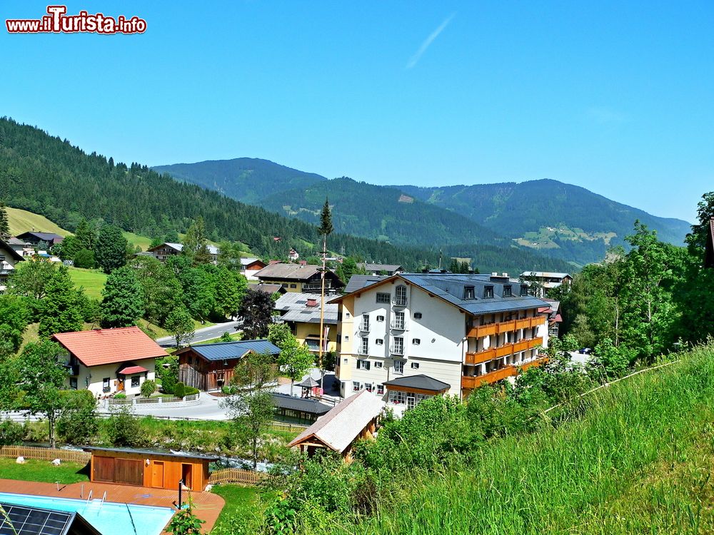 Immagine Uno scorcio dall'alto sul villaggio di Flachau nelle Alpi austriache. E' una delle stazioni sciistiche specializzate nello sci alpino.