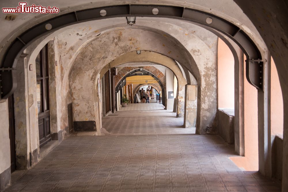 Immagine Uno scorcio degli antichi portici della città di demonte, Piemonte.