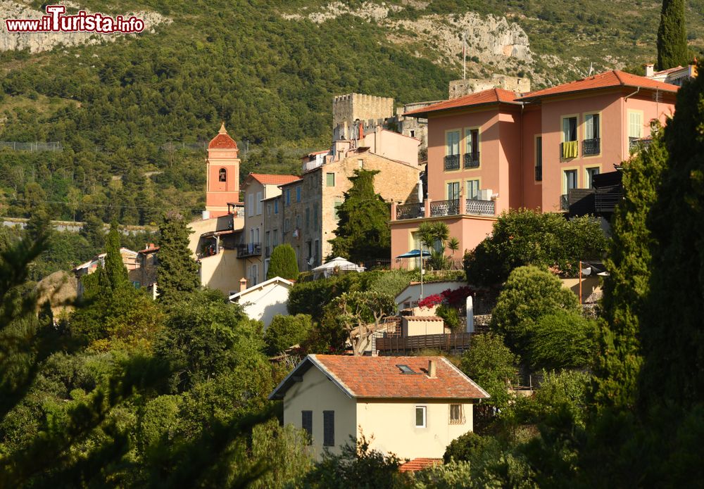 Immagine Uno scorcio del borgo di Roquebrune-Cap-Martin, Francia: il paese si estende lungo la costa fra il confine con il Principato di Monaco e il torrente Gorbio che scende dall'omonimo Comune.