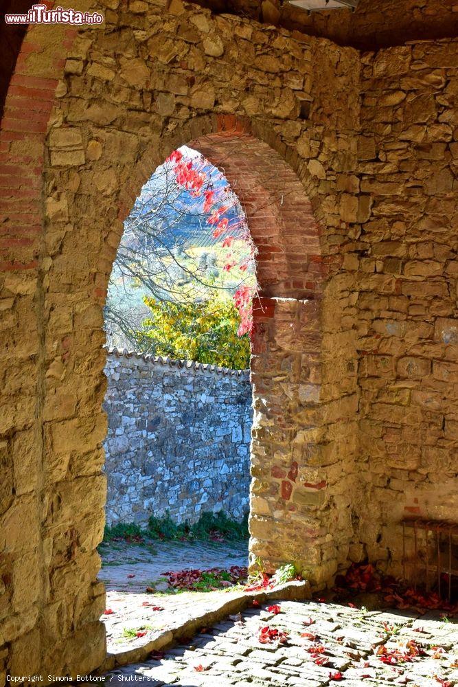 Immagine Uno scorcio del borgo in pietra fortificato di Montefioralle, Greve in Chianti, Toscana - © Simona Bottone / Shutterstock.com