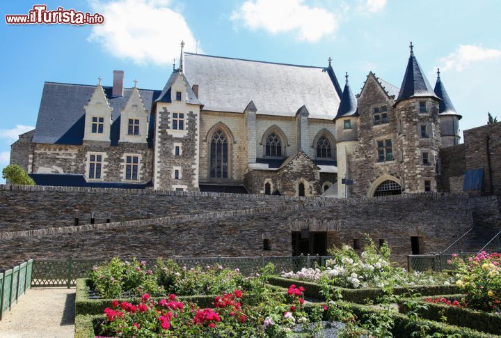 Immagine Uno scorcio del castello di Angers, Francia. Per il suo passato ricco di storia e il suo patrimonio architettonico, è inserita fra le "Città d'Arte e di Storia" - © 245712805 / Shutterstock.com