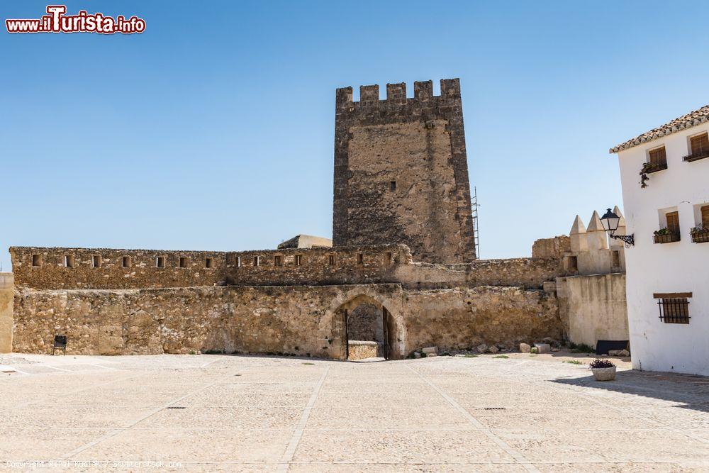 Immagine Uno scorcio del castello di Bunol, Spagna. E' una delle principali attrazioni storiche della città e la sua costruzione risale al periodo romano - © Rafal Kubiak / Shutterstock.com