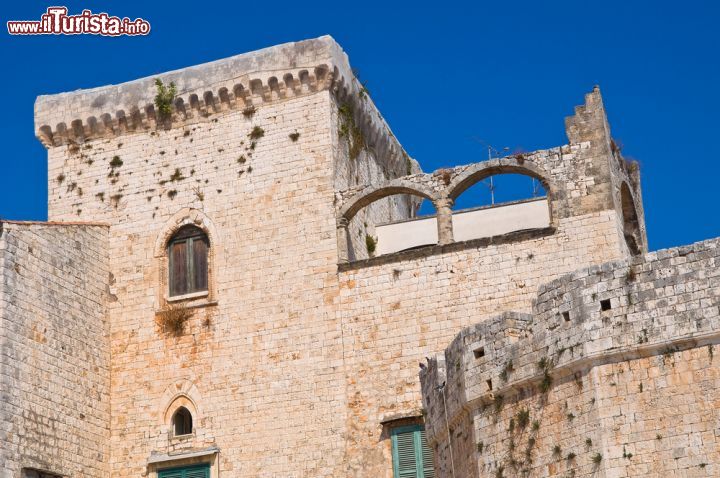 Immagine Uno scorcio del castello di Conversano, Puglia. Sin dall'epoca normanna è stato residenza dei conti di Conversano per quasi 7 secoli - © Mi.Ti. / Shutterstock.com