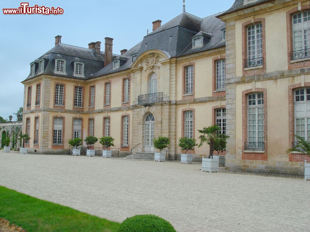 Immagine Uno scorcio del castello di La Motte-Tilly (Francia). Nonostante il trascorrere del tempo, questo splendido maniero si presenta in perfetto stato di conservazione.