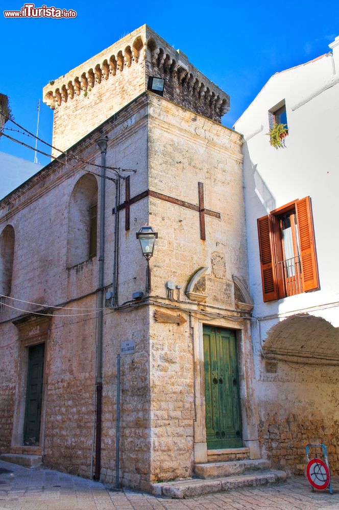 Immagine Uno scorcio del castello di Rutigliano, Puglia. Questa costruzione è stata soggetta a importanti modifiche e ampliamenti che hanno portato l'antica torre di guardia, che si ergeva solitaria su una collina a Rutigliano, a diventare il celebre castello normanno che tutti conoscono.