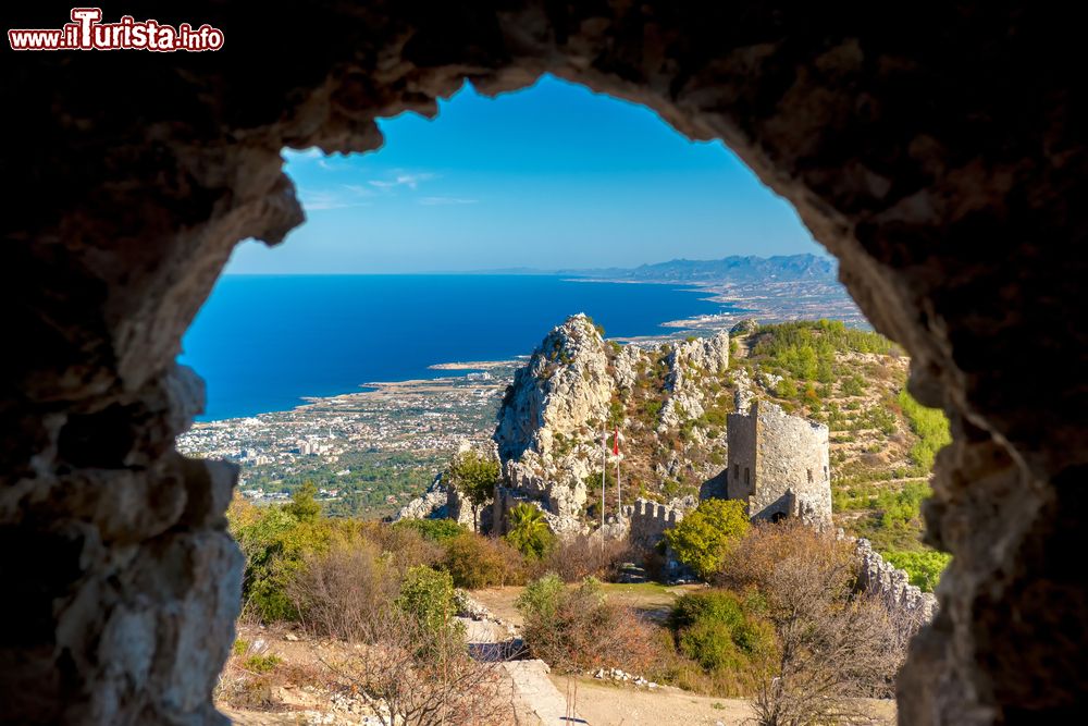 Immagine Uno scorcio del castello di Sant'Ilarion, distretto di Kyrenia, visto dall'alto di una torre, Cipro. Venne convertito in fortezza soltanto attorno al 1100: prima aveva funzione religiosa. Era infatti un monastero costruito da un monaco per vivere da eremita.