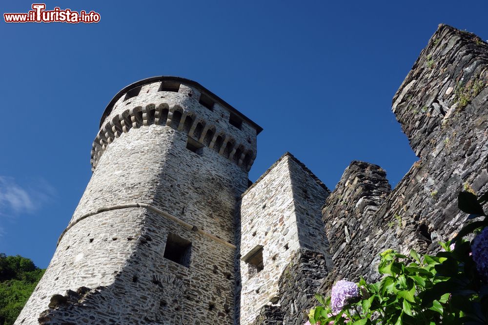 Immagine Uno scorcio del castello Visconteo a Vogogna, Piemonte. Venne costruito nel 1348 per volere di Giovanni Visconti, vescovo di Novara. Divenuto di proprietà del Comune, fu adibito a prigione per detenuti comuni e politici.