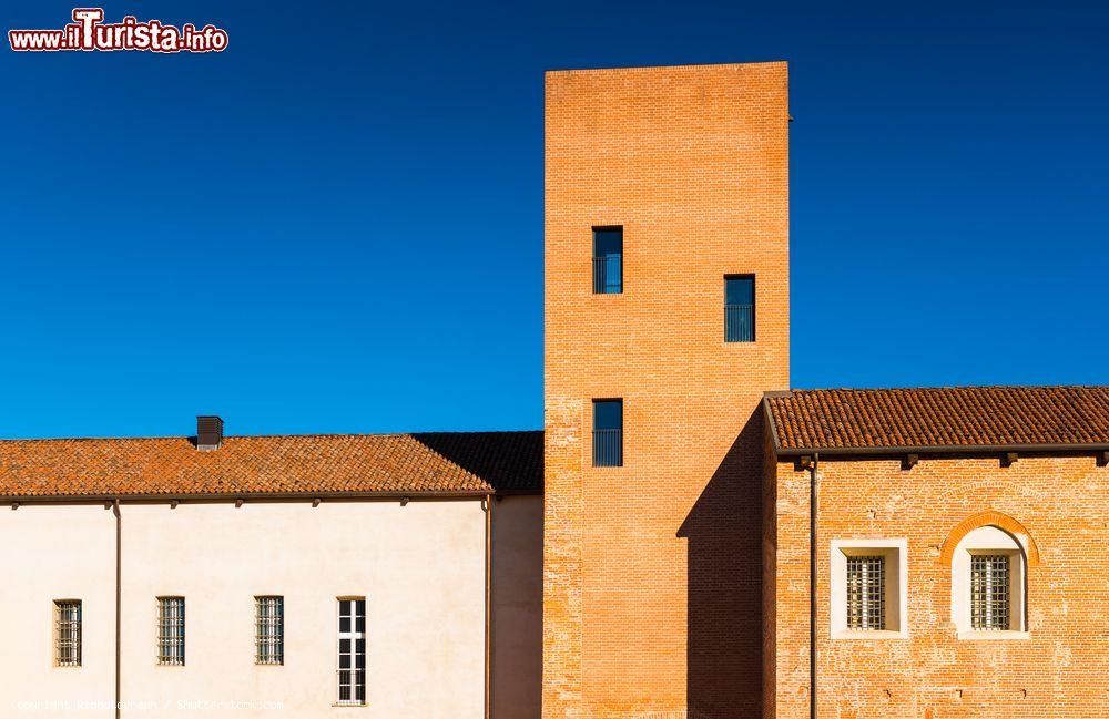 Immagine Uno scorcio del Castello Visconteo Sforzesco a Novara, Piemonte. La storia di questa costruzione sembra risalire al X° secolo; dopo quasi un decennio di interventi di restauro, solo nel gennaio 2016 è stato riaperto al pubblico - © Rsphotograph / Shutterstock.com