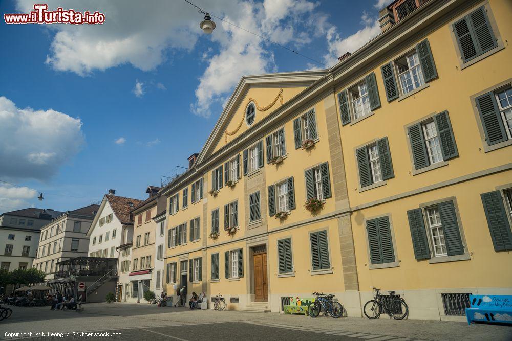 Immagine Uno scorcio del centro città di Winterhur, Svizzera, su cui si affaccia un elegante edificio dalla facciata color ocra - © Kit Leong / Shutterstock.com