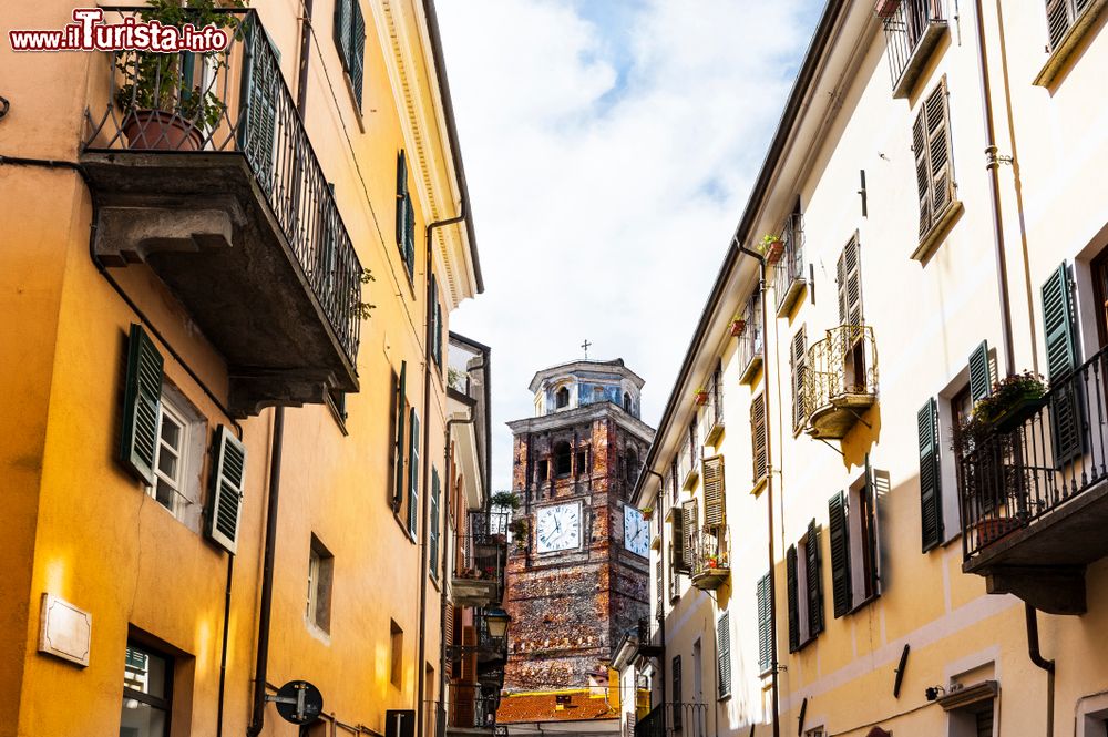 Immagine Uno scorcio del centro cittadino di Cuneo, Piemonte. Sullo sfondo, la chiesa con l'orologio della torre campanaria.