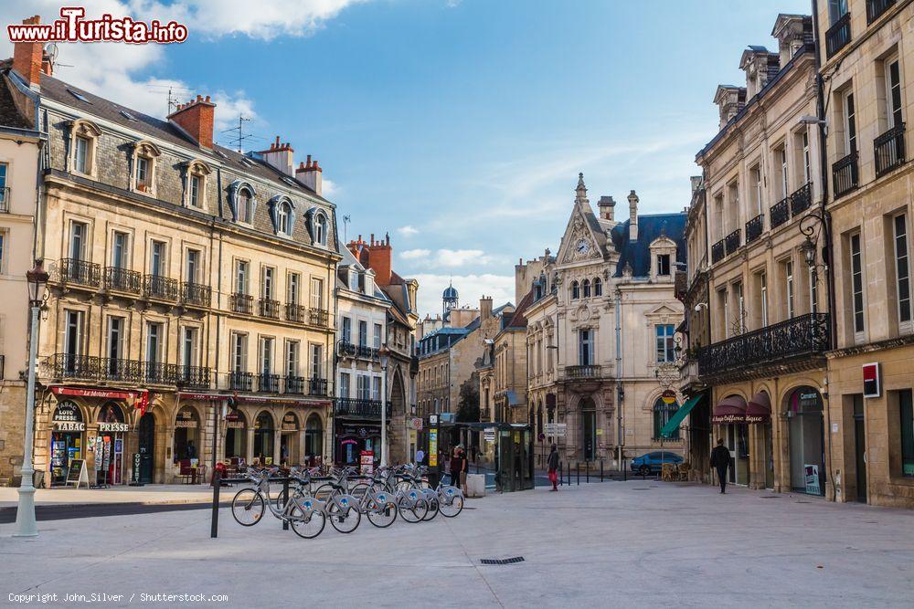 Immagine Uno scorcio del centro cittadino di Digione, Francia. In primo piano, una stazione per il noleggio delle biciclette - © John_Silver / Shutterstock.com