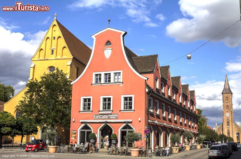 Immagine Uno scorcio del centro cittadino di Ingolstadt, Germania, con edifici storici e commerciali. Nonostante sia una delle più grandi città della Baviera, a Ingolstadt si respira l'atmosfera tipica dei piccoli villaggi - © M DOGAN / Shutterstock.com