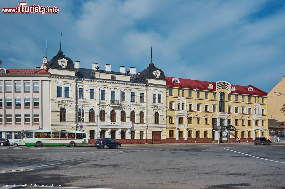 Immagine Uno scorcio del centro cittadino di Pskov, Russia. Il centro urbano dista appena una ventina di chilometri dal confine con l'Estonia: si è sviluppato da un cremlino arroccato sul fiume che al suo interno ospita la cattedrale e altri edifici di culto - © Fanfo / Shutterstock.com