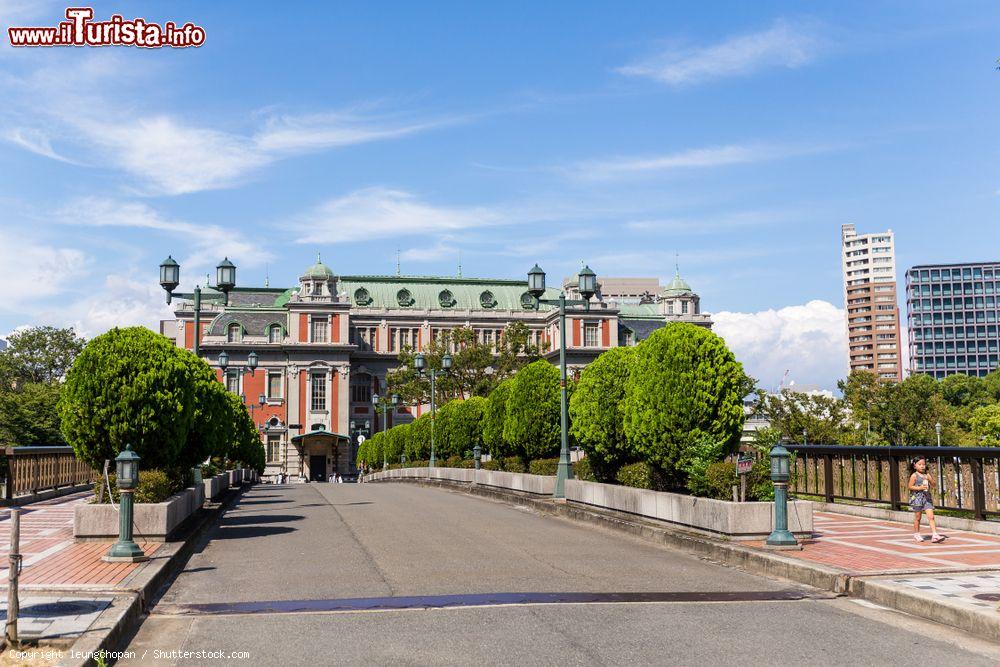 Immagine Uno scorcio del centro di Osaka, Giappone. Capitale dell'omonima prefettura, Osaka è la seconda città del paese per numero di abitanti - © leungchopan / Shutterstock.com