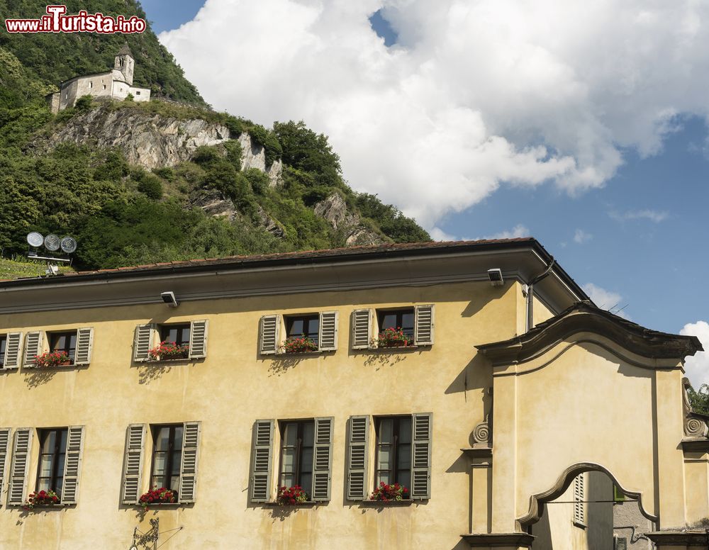 Immagine Uno scorcio del centro di Tirano e la chiesa di Santa Perpetua sulle montagne della Valtellina