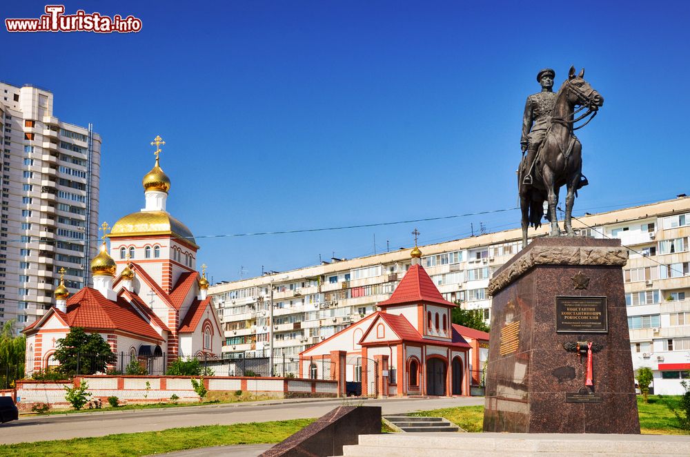 Immagine Uno scorcio del centro di Volgograd in Russia con la Chiesa di Tutti i Santi e il monumento a Konstantin Konstantinovich Rokossovsky.