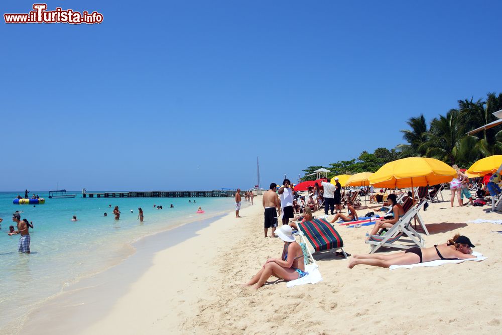 Immagine Uno scorcio del Doctor's Cave Beach Club a Montego Bay, Giamaica. Per quasi un secolo è stata una delle più celebri spiagge della Giamaica. La spiaggia è di proprietà dell'hotel ma anche chi non è ospite può recarvisi pagando un biglietto d'ingresso.