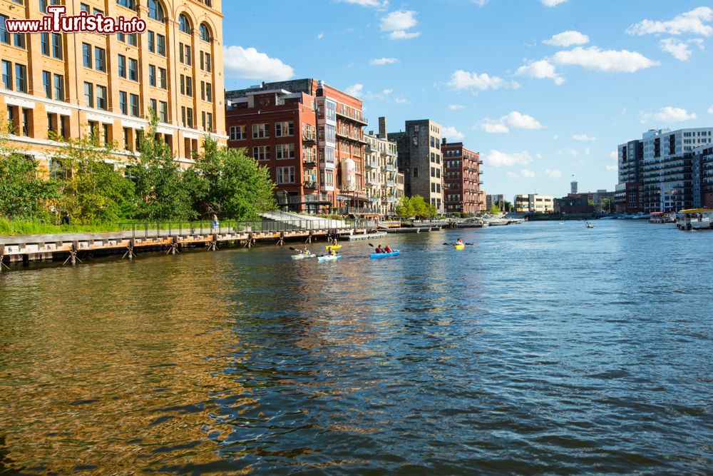 Immagine Uno scorcio del fiume Milwaukee nel centro della città, stato del Wisconsin (USA).