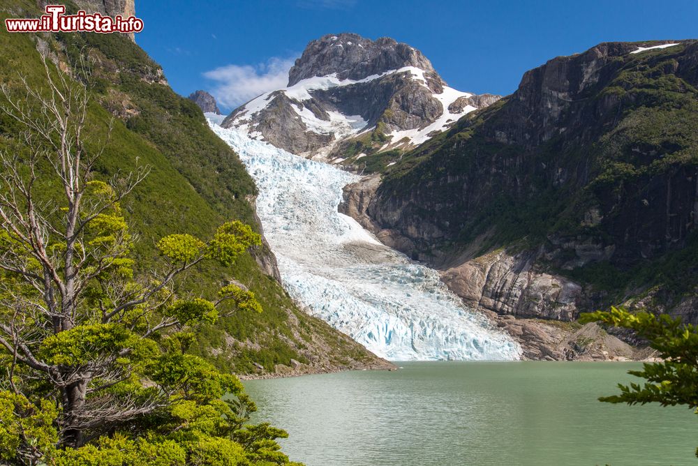 Immagine Uno scorcio del ghiacciaio Serrano, Cile. Si trova nel Parco Nazionale Bernardo O'Higgins in Patagonia e offre degli incantevoli scenari naturali.