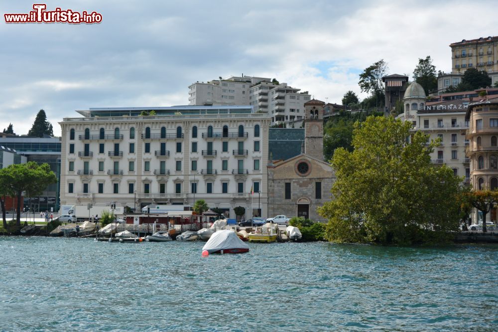 Immagine Uno scorcio del lago Ceresio a Lugano, Svizzera. Ha una superficie totale di circa 49 km quadrati di cui 18 apaprtenenti al territorio italiano.