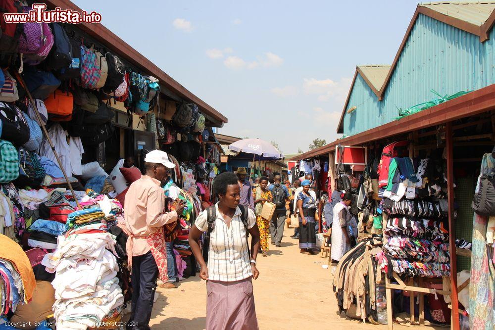 Immagine Uno scorcio del mercato Kimironko a Kigali, Ruanda: qui si possono comprare vestiti e oggetti di seconda mano - © Sarine Arslanian / Shutterstock.com