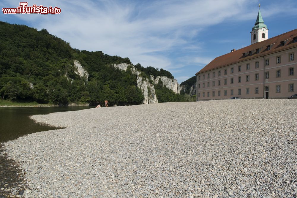 Immagine Uno scorcio del monastero di Weltenburg lungo le gole del Danubio, Germania. A causa della sua esposizione diretta sul fiume (in foto alcuni bagnanti sulla spiaggia di ghiaia), l'abbazia è fortemente esposta alle piene del Danubio.