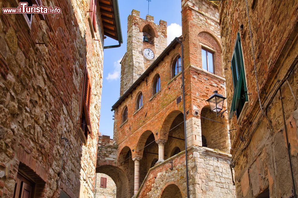 Immagine Uno scorcio del Municipio di Suvereto in Toscana