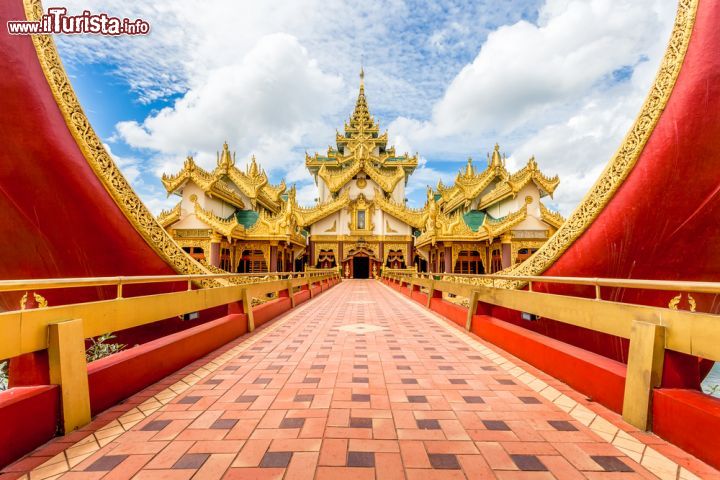 Immagine Uno scorcio del palazzo Karaweik a Yangon, Myanmar. Questo importante palazzo monumentale è stato costruito fra il 1972 e il 1974: si tratta di un edificio a due livelli a forma di battello tradizionale birmano con poppa zoomorfa doppia e una costruzione a pagoda  - © Etakundoy / Shutterstock.com