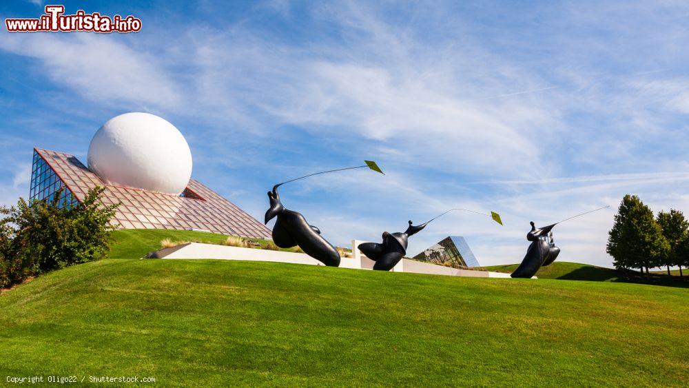 Immagine Uno scorcio del parco Futuroscope a Poitiers, Francia: sculture moderne di Jean-Louis Toutain - © Oligo22 / Shutterstock.com