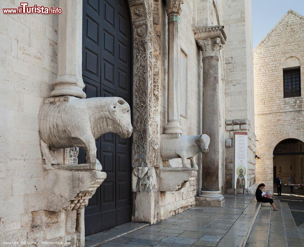 Immagine Uno scorcio del portale d'ingresso della basilica di San Nicola a Bari, Puglia - © Ratikova / Shutterstock.com