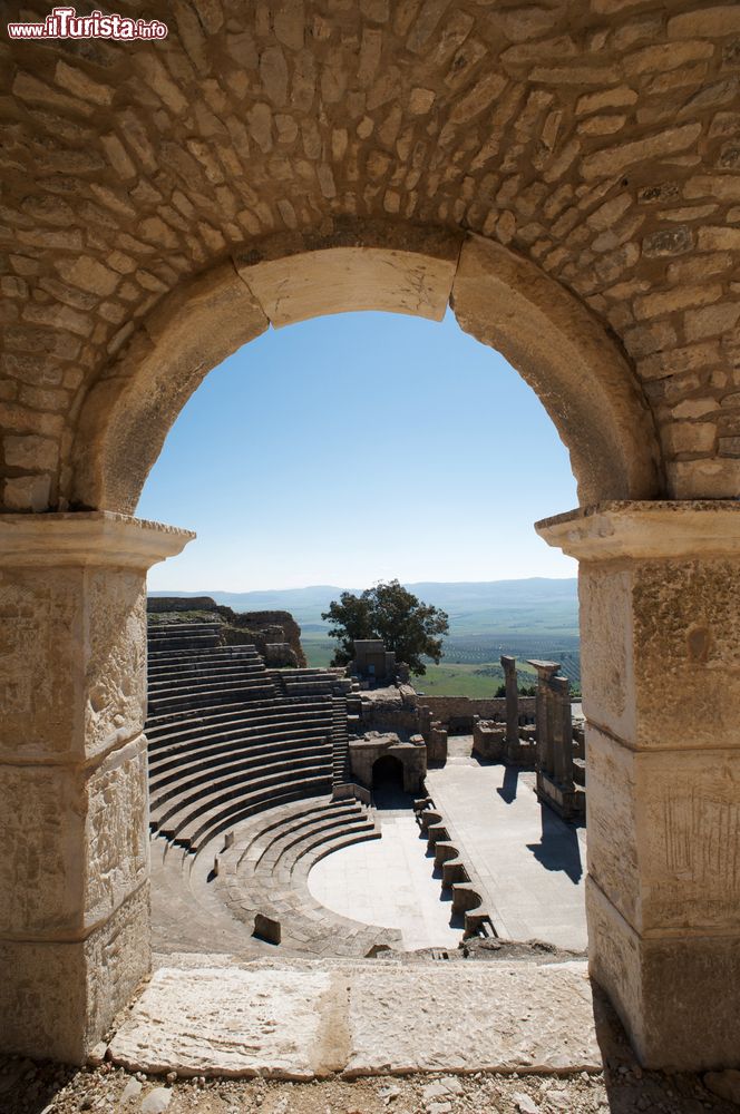 Immagine Uno scorcio del teatro di Dougga, Tunisia. Siamo a circa un centinaio di chilometri dalla capitale Tunisi.