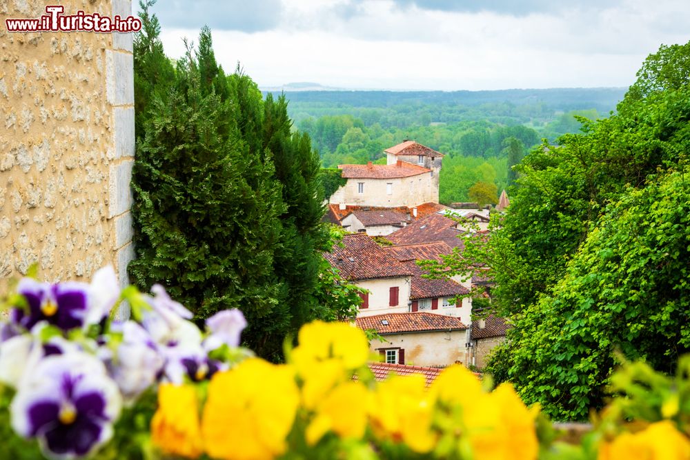 Immagine Uno scorcio del villaggio di Aubeterre-sur-Dronne (Francia). In primo piano, viole del pensiero colorate.