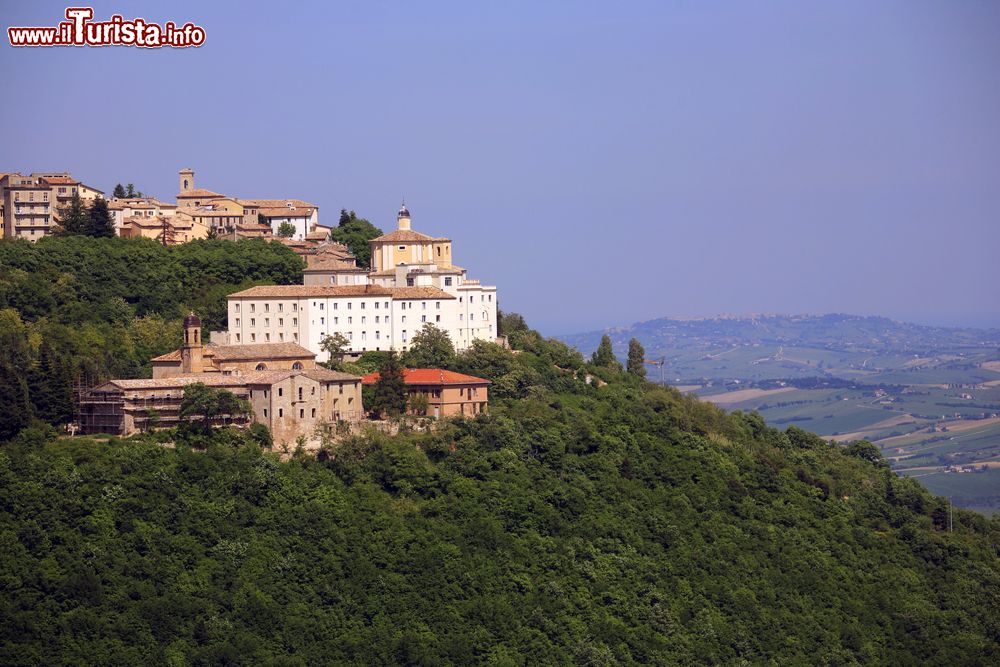 Immagine Uno scorcio del villaggio di Cingoli, Marche. Adagiato sulla sommità del monte Circe, questo borgo è famoso anche per essere il "balcone delle Marche". Da qui è infatti possibile ammirare il panorama sull'intero territorio marchigiano.