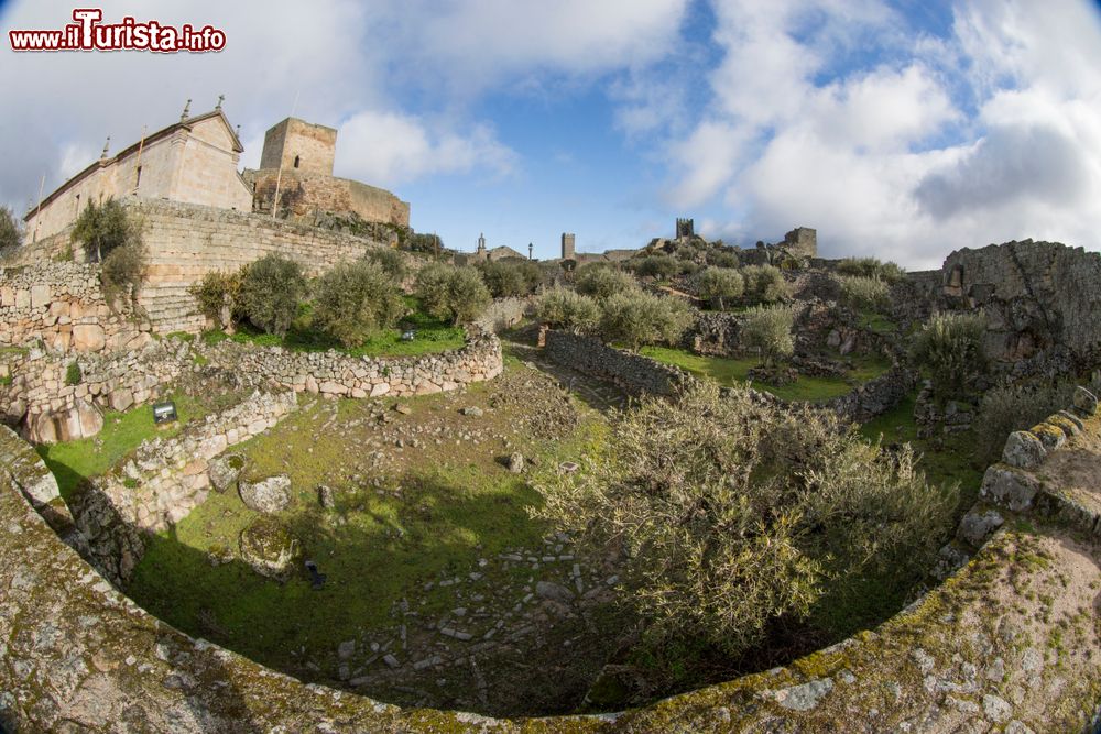 Immagine Uno scorcio del villaggio di Marialva, Portogallo. La sua splendida posizione su una zona rocciosa di difficile accesso, lungo la sponda sinistra del fiume Alva, ne ha fatto anticamente un'importante piazzaforte militare.