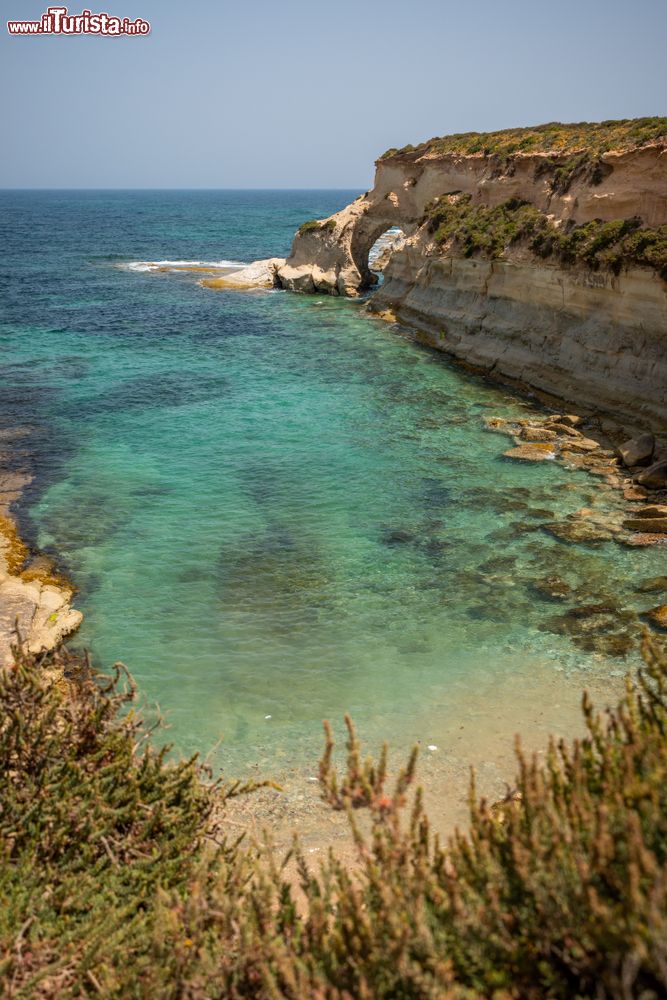 Immagine Uno scorcio della baia di San Tommaso con le scogliere nei pressi di Marsascala, Malta.