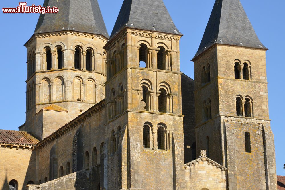 Immagine Uno scorcio della basilica di Paray-le-Monial, Francia. Importante luogo di pellegrinaggio, è considerata come il modello, in scala ridotta, della chiesa abbaziale di Cluny.