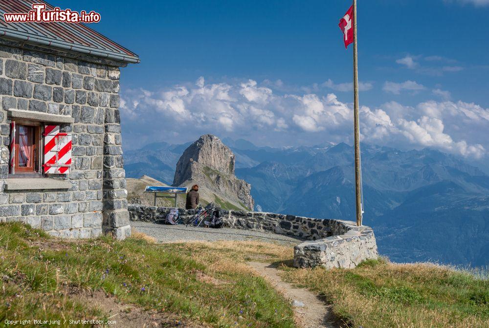 Immagine Uno scorcio della Cabane Rambert sopra il villaggio di Ovronnaz, Cantone del Vallese, Svizzera. Situato lungo l'itinerario ad anello "Tour des Muverans", questo rifugio si trova a 2.582 metri e offre un'incredibile vista, anche di notte, sulla Valle del Rodano - © MoLarjung / Shutterstock.com