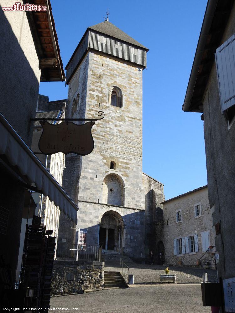 Immagine Uno scorcio della cattedrale di Saint-Bertrand-de-Comminges (Francia) con elementi in stile gotico, romanico e rinascimentale - © Dan Shachar / Shutterstock.com