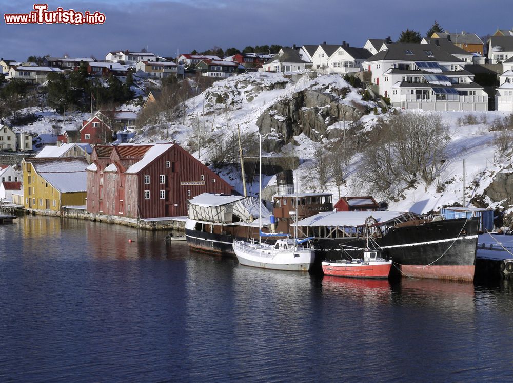 Immagine Uno scorcio della città di Kristiansund, Norvegia. Questa località sorge tra fiordi di blu intenso, montagne ripide e villaggi di pescatori dove regna una calma assoluta.