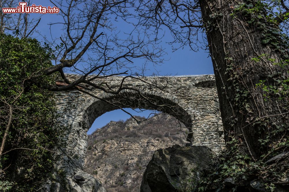 Immagine Uno scorcio della città di Mompantero nei pressi di Susa, Piemonte. Adagiato ai piedi del Rocciamelone, questo agglomerato si compone di numerose frazioni che presentano siti storici.