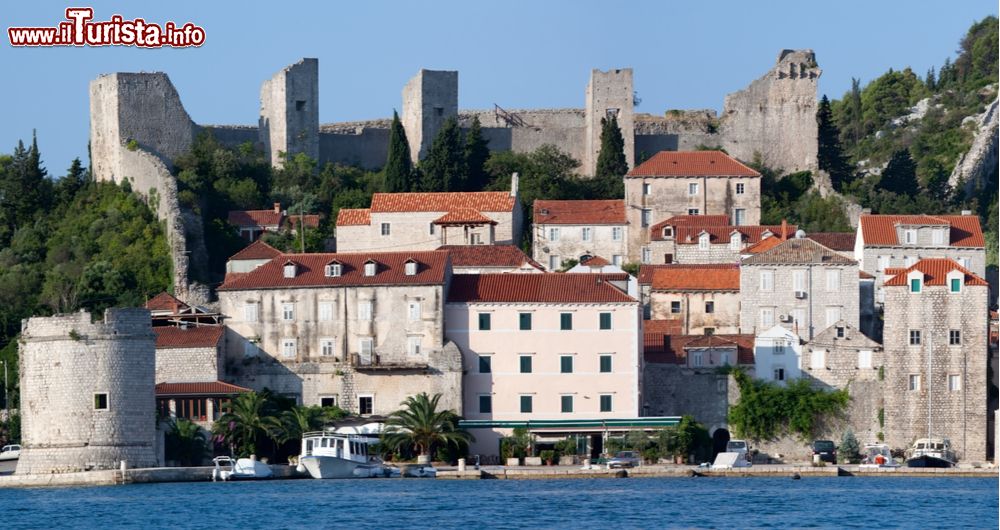 Immagine Uno scorcio della città medievale di Ston, Croazia. Stagno, questo il nome italiano del borgo, si trova nella penisola di Sabbioncello vicino all'istmo che collega quest'ultima con la Dalmazia.