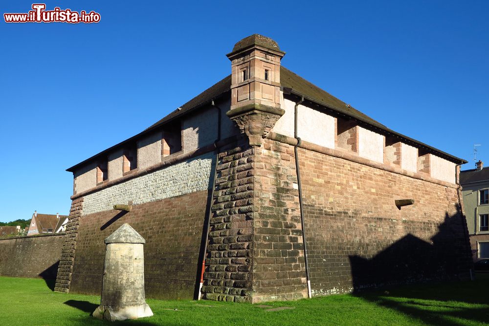 Immagine Uno scorcio della cittadella di Belfort, Francia. Quest'imponente fortificazione domina la cittadina dal XII° secolo; fu modificata diverse volte in particolare da Vauban nel corso del Seicento.